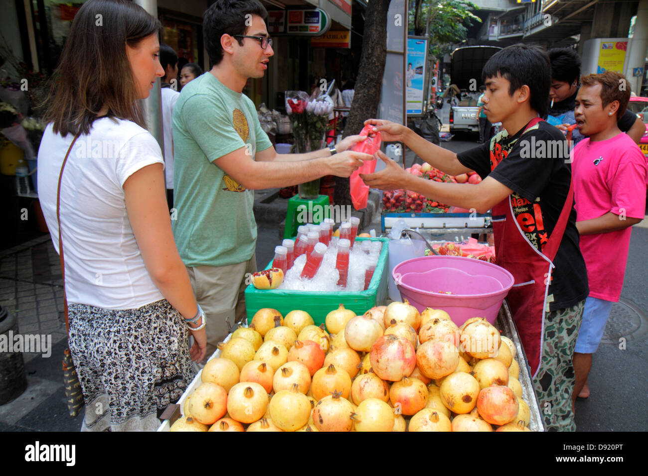 Thailandia,Thai,Bangkok,Silom,Silom Road,strada,venditori ambulanti,bancarelle stand mercato,melograno,succhi di frutta,bevande,cibo,uomo asiatico maschio,j Foto Stock