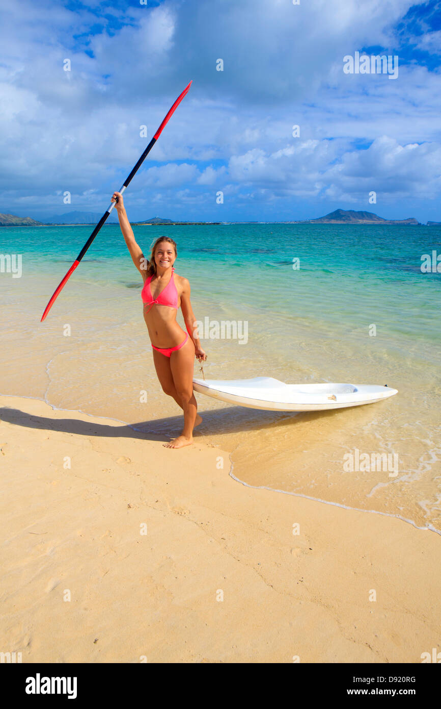 Bella giovane donna con il suo surf ski Foto Stock