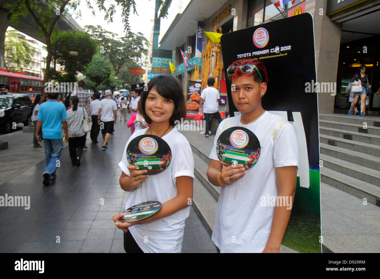 Bangkok Thailandia,Thai,Silom,Rama IV Road,Toyota Premier Cup,sponsor,sponsor,sponsor,calcio footbal futbol,uomo asiatico uomo maschio,donna donna donne,fr Foto Stock