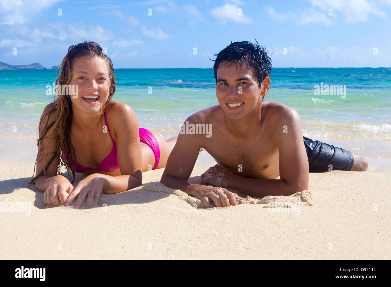 Coppia mista in spiaggia in Hawaii Foto Stock