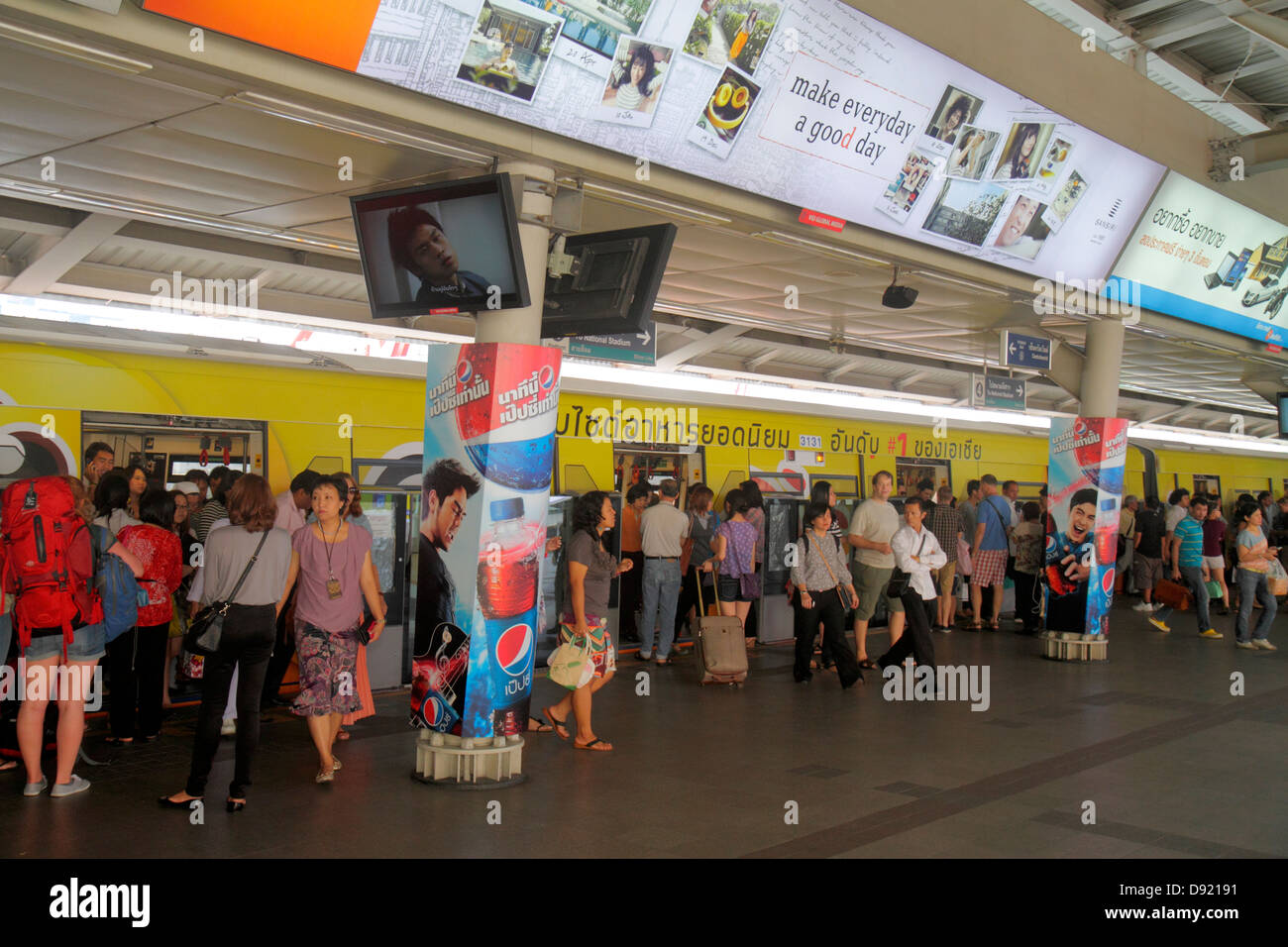 Thailandia, Thai, Bangkok, Pathum WAN, Rama 1 Road, Stazione Stadio Nazionale, sistema di trasporto di massa di Bangkok, BTS Skytrain, piattaforma, passeggeri passeggeri RID Foto Stock