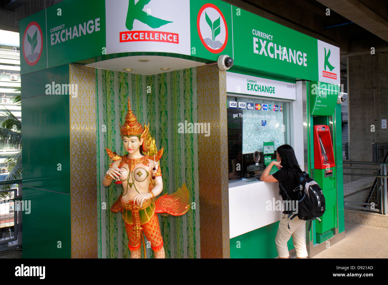 Bangkok Thailandia,Thai,Ratchathewi,Bancomat,statua,cambio,negozio,valuta,soldi,donna asiatica donne,cliente,banca,banca,banca,banca,banca,Thai130213025 Foto Stock