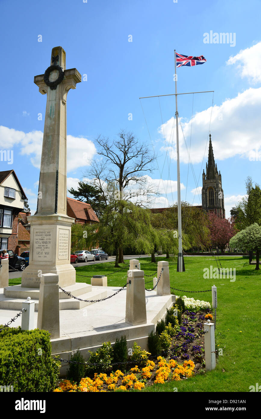 Monumento ai Caduti in guerra con la Chiesa di Tutti i Santi di distanza, High Street, Marlow, Buckinghamshire, Inghilterra, Regno Unito Foto Stock
