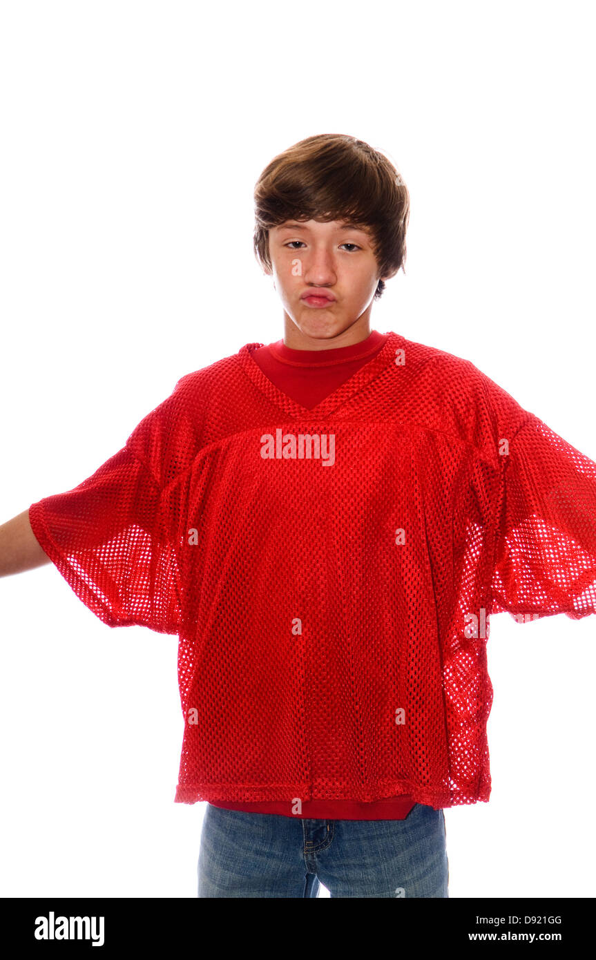 Young Teen boy in maglia rossa e jeans con le braccia aperte sul bianco. Foto Stock