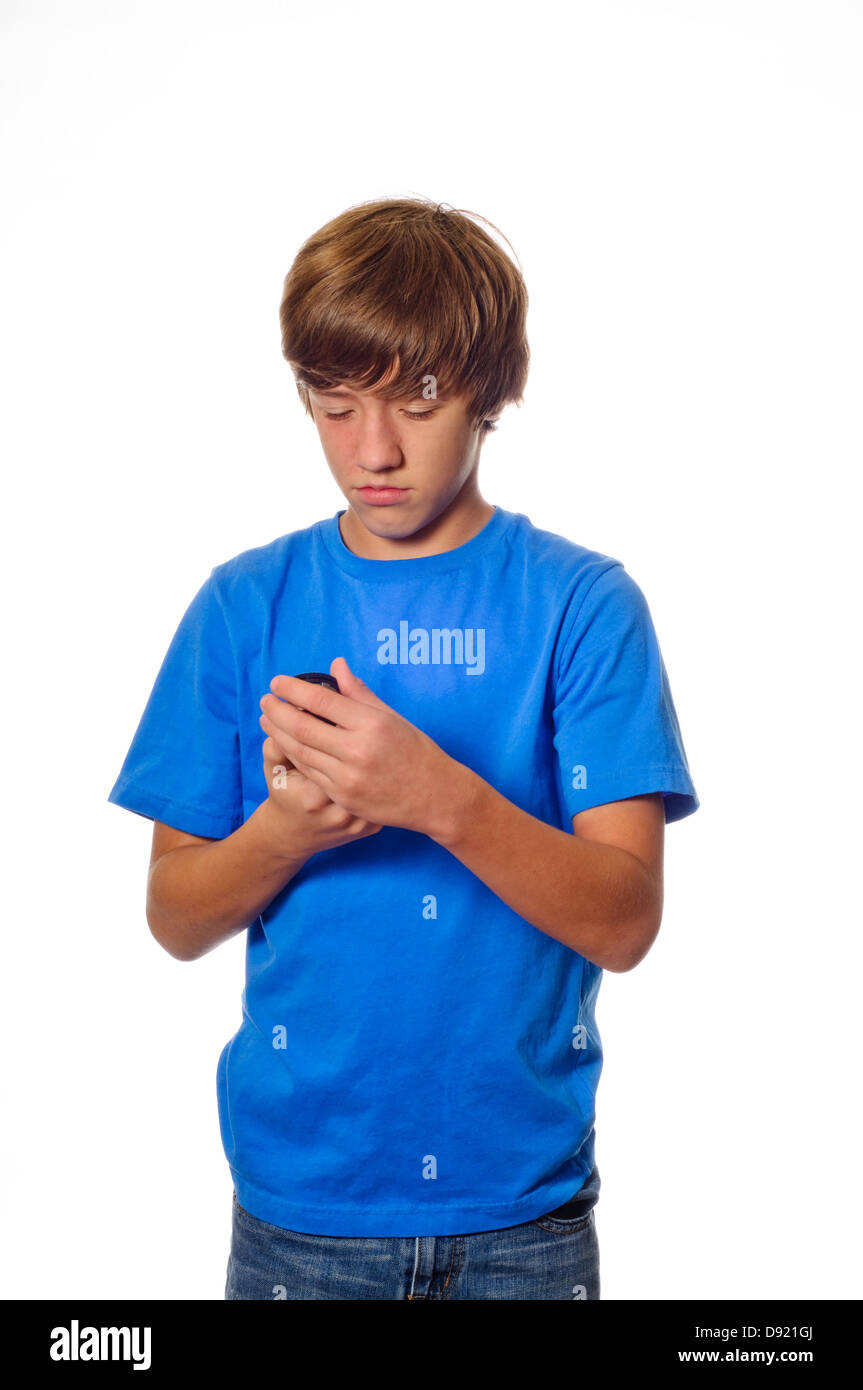 Young Teen caucasian boy guardando il telefono cellulare isolato su sfondo bianco. Foto Stock