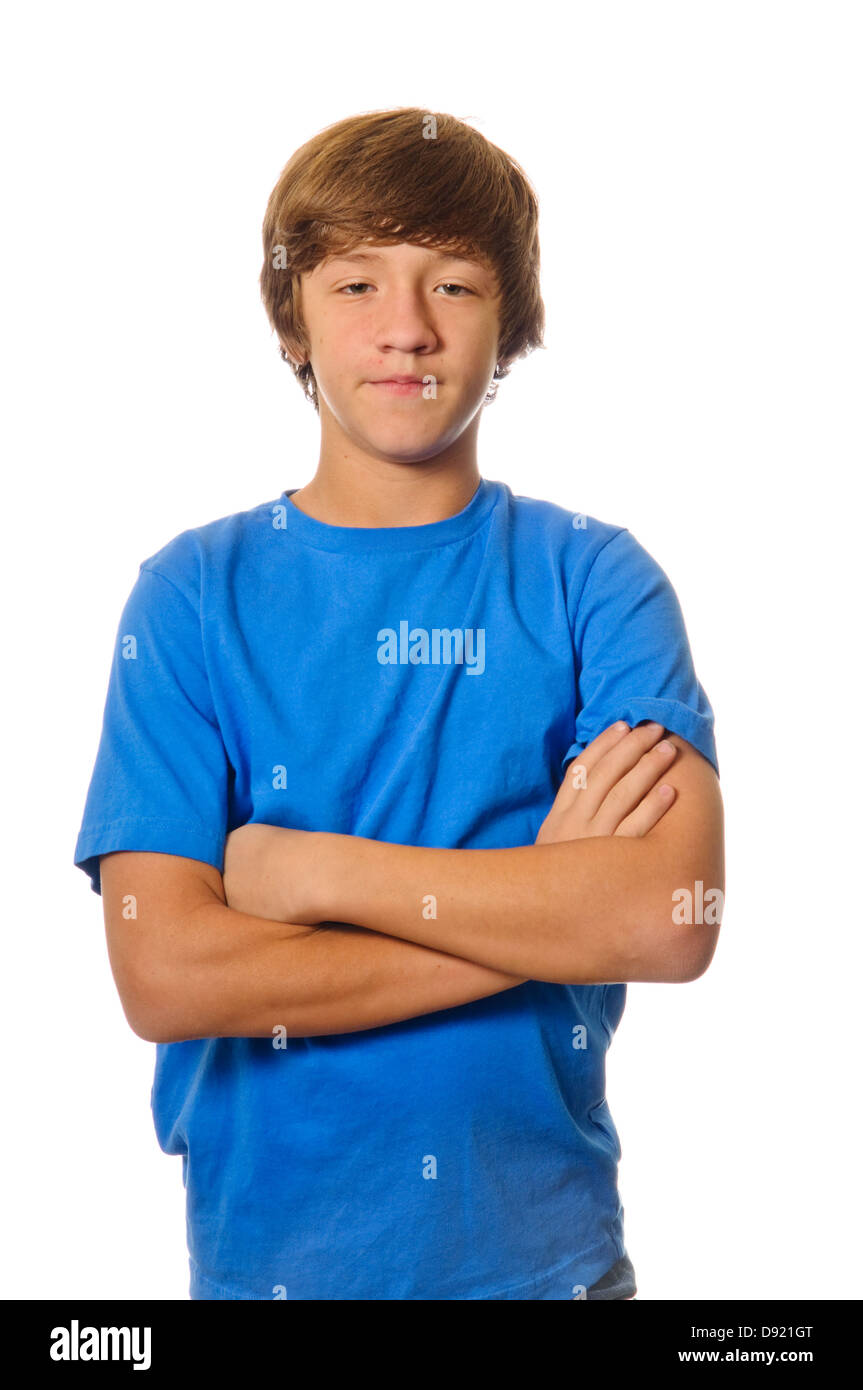 Young Teen caucasian boy con le braccia incrociate isolato su sfondo bianco. Foto Stock