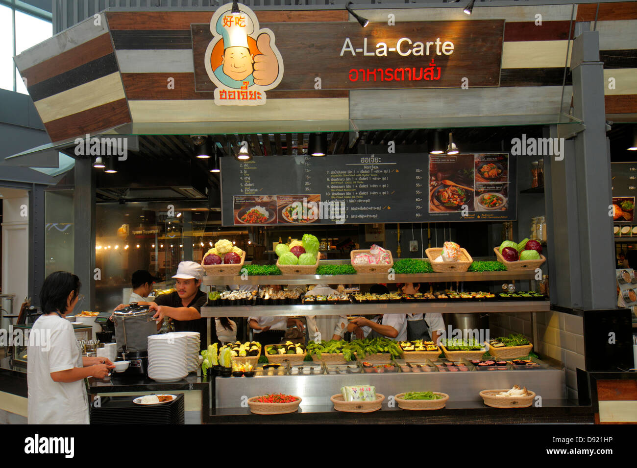 Thailandia,Thai,Bangkok,Pathum WAN,Rama 1 Road,Siam Center,centro,centro commerciale,shopping shopper shopping negozi di mercato mercati di mercato di acquisto di vendita,re Foto Stock