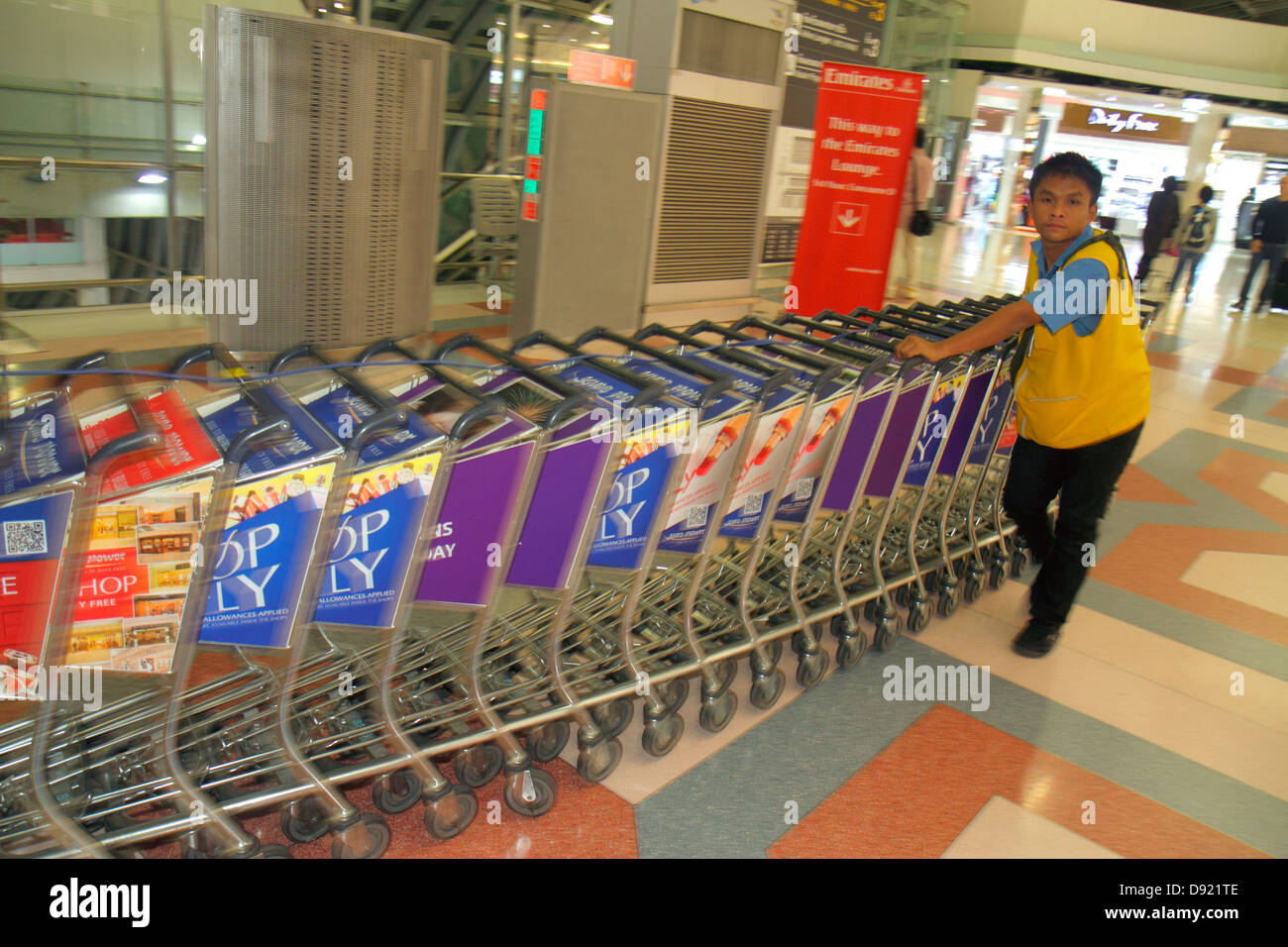 Bangkok Thailandia, Thai, Suvarnabhumi International Airport, BKK, terminal, cancello, noleggio bagagli, valigie cart, uomo asiatico uomo maschio, raccolta, lavoro, lavoro, lavoro Foto Stock