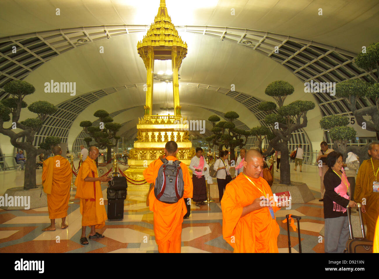 Bangkok Thailandia, Thai, Suvarnabhumi International Airport, BKK, terminal, gate, buddista, santuario, uomo asiatico maschio, monaco, accappatoio, kasaya, Thai130214097 Foto Stock