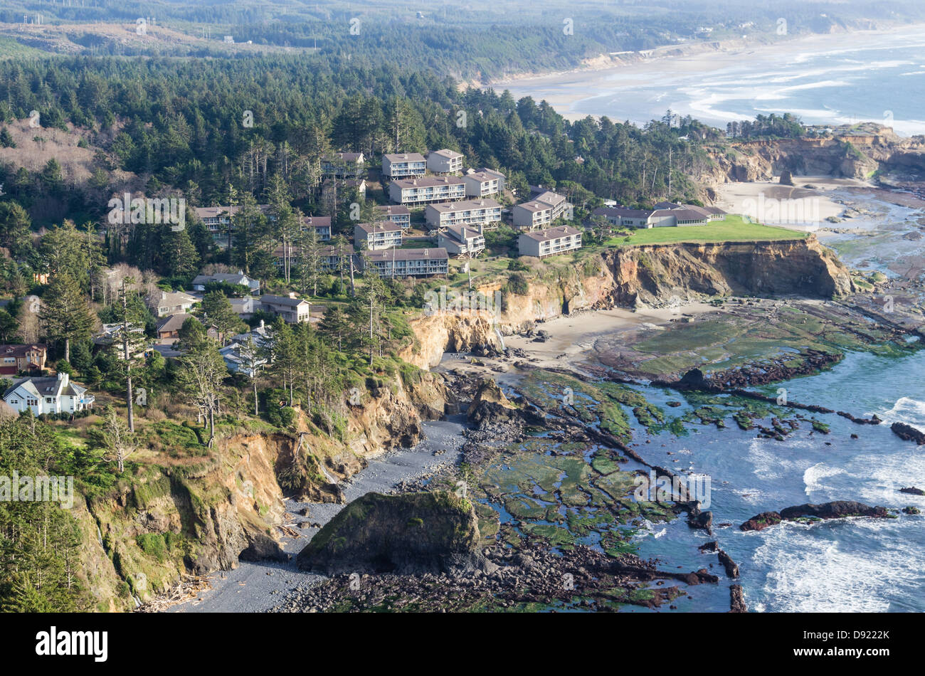 Otter Rock Oregon negli Stati Uniti. Vista la linea della costa che mostra il flusso di lava creste in surf Foto Stock