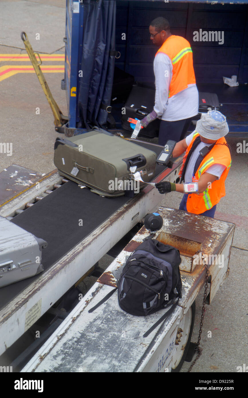 Texas,South,Southwest,Houston,George Bush Intercontinental Airport,IAH,uomo nero uomo maschio,lavoratori dipendenti lavoratori dipendenti personale di lavoro,bagagli gestore,trasporto Foto Stock