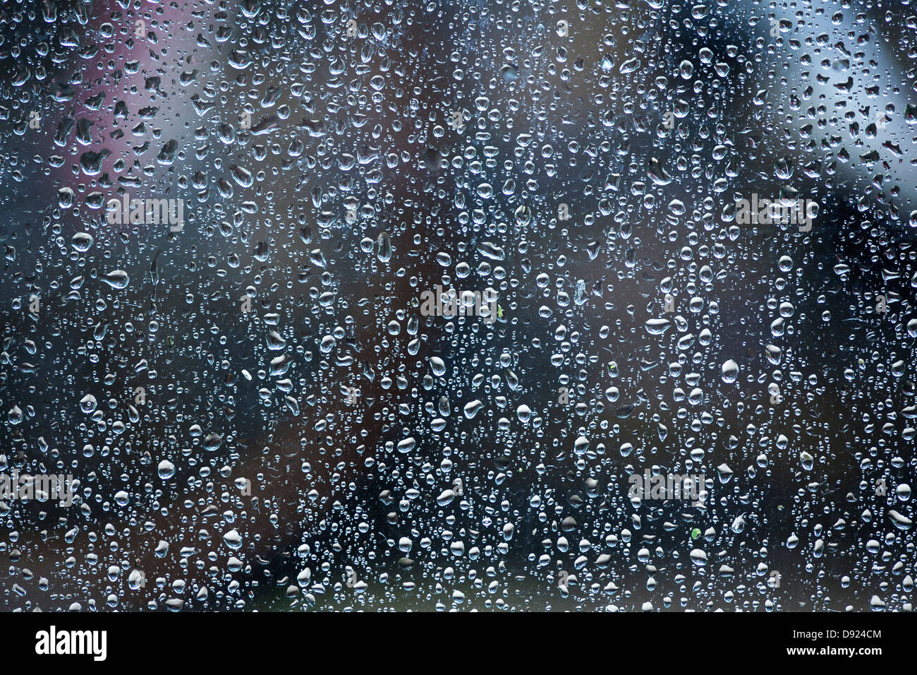 Gocce di acqua sul vetro o pioggia meteo Foto Stock