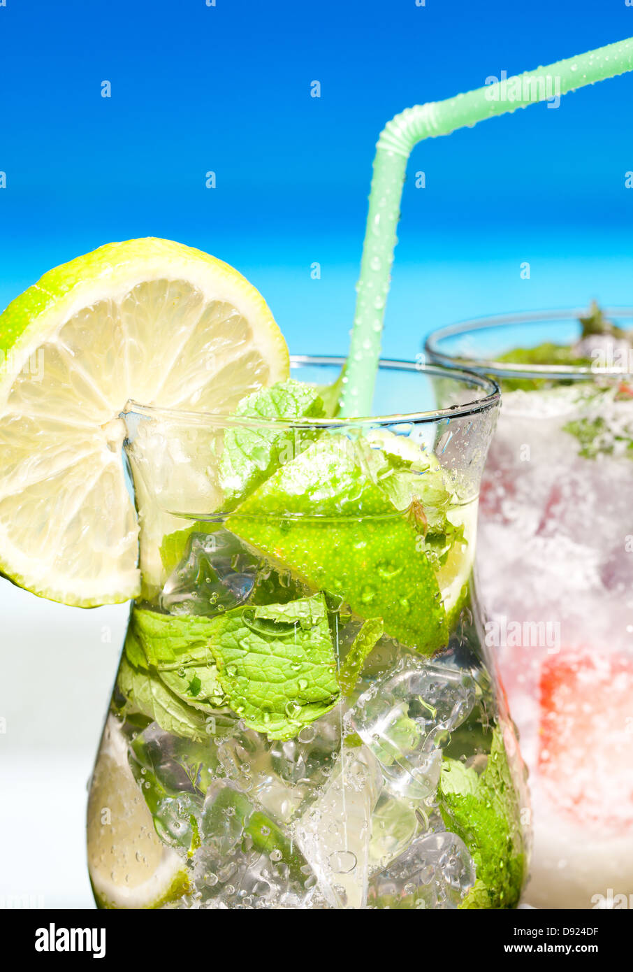 Closeup cocktail mojito su un sfondo di spiaggia Foto Stock