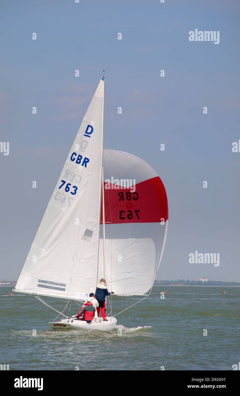 Barca a vela dinghy nel Solent Foto Stock