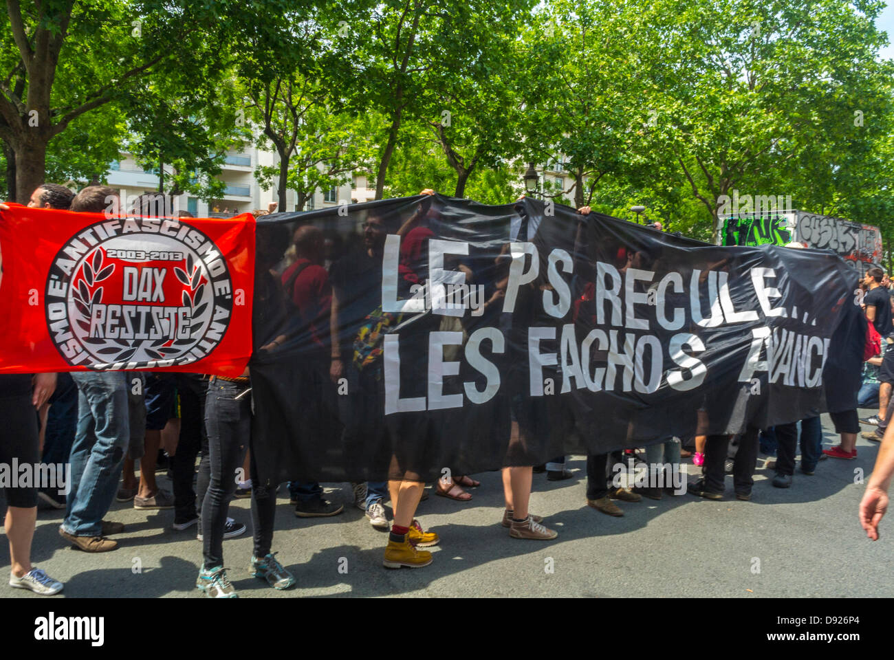 Parigi Francia. Estrema sinistra, attivisti anti-fa tenere manifestanti banner a dimostrazione in memoria del militante leftista assassinato, Clement Méric. Foto Stock