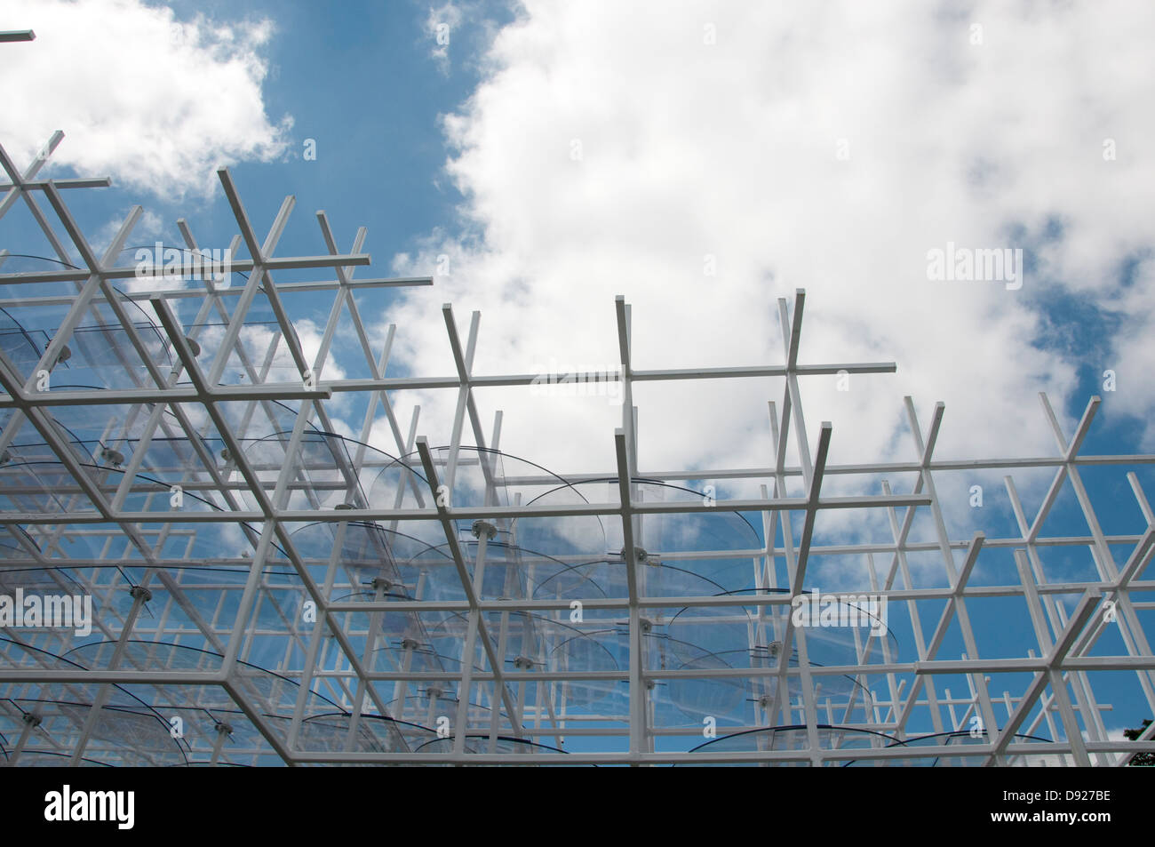 Serpentina cafe, estate 2013 progettato da Sou Fujimoto, utilizzando un reticolo di poli in acciaio e vetro Foto Stock