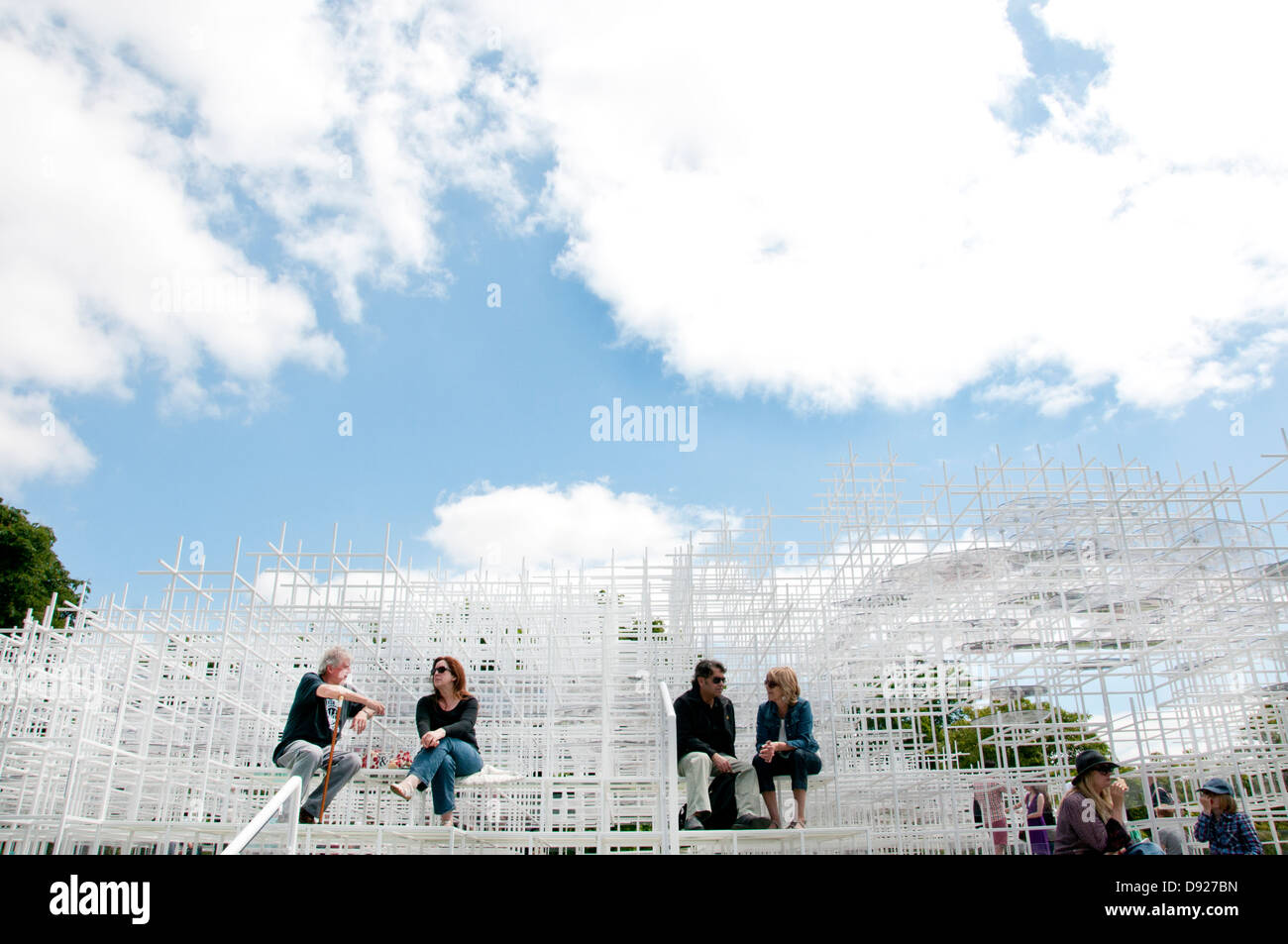 Serpentina cafe, estate 2013 progettato da Sou Fujimoto, utilizzando un reticolo di poli in acciaio e vetro Foto Stock