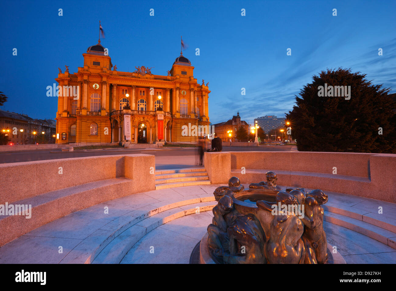 La città di Zagabria - Teatro HNK, scultura, Ivan Mestrovic la scultura fontana della vita Foto Stock