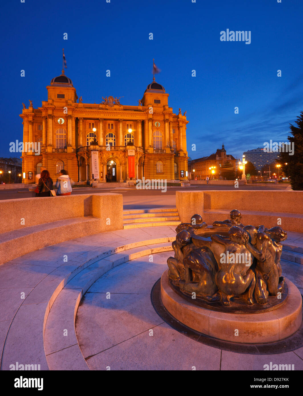 La città di Zagabria - Teatro HNK, scultura, Ivan Mestrovic la scultura fontana della vita Foto Stock
