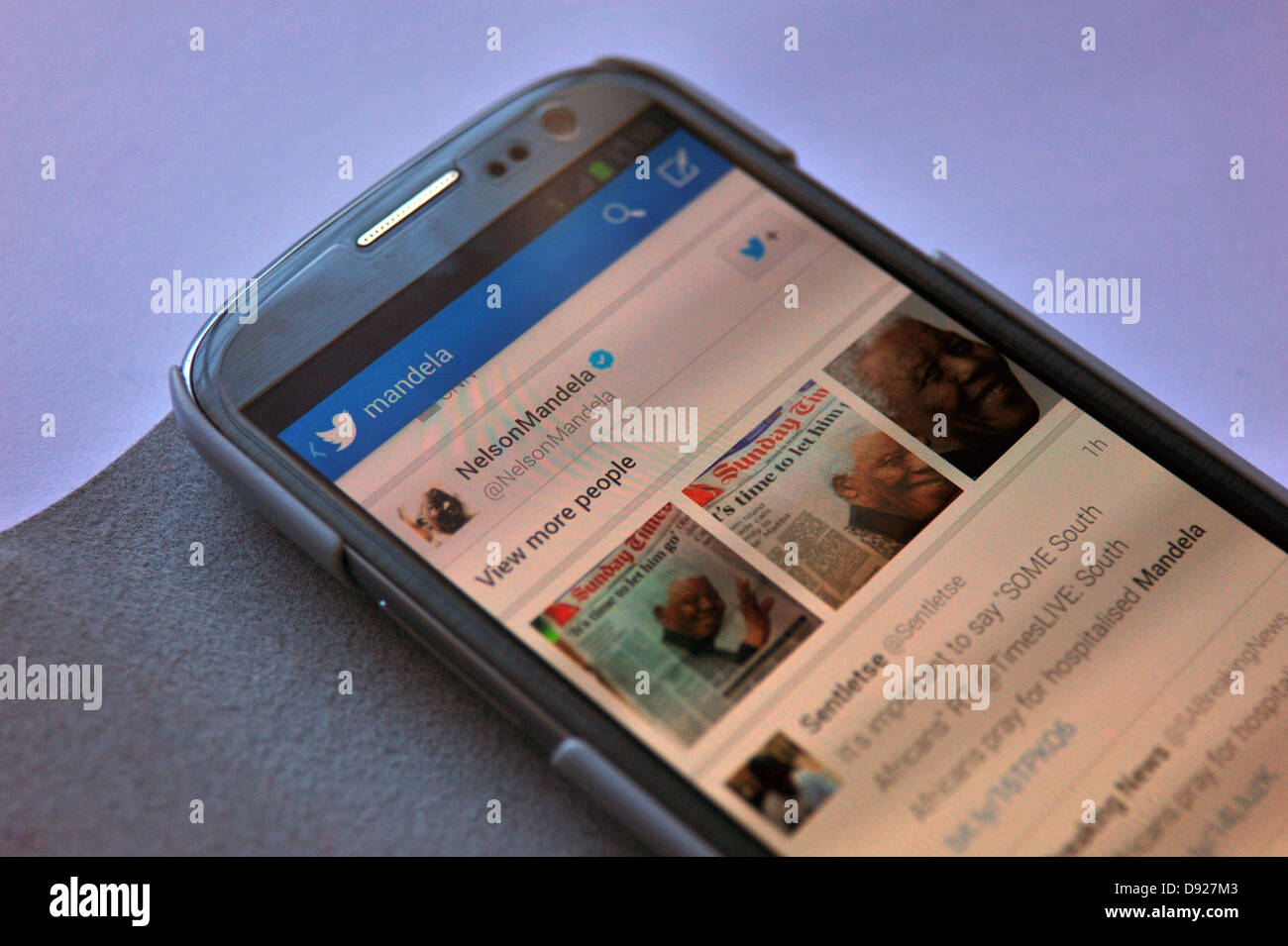 Immagini di twitter su un telefono intelligente schermo con i messaggi riguardanti la malattia dell ex presidente sudafricano Nelson Mandela. Foto Stock
