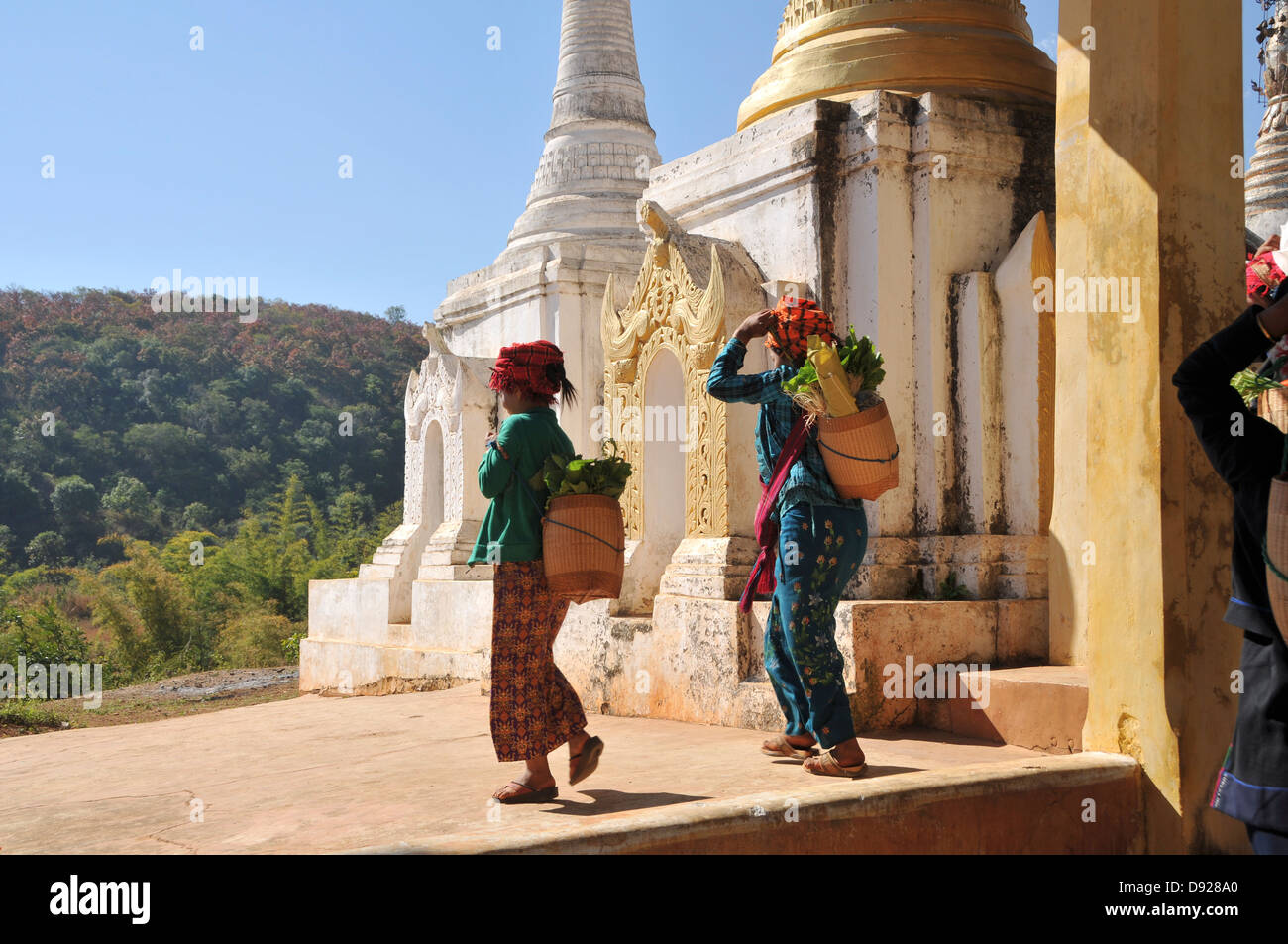 Pa-O le donne di ritorno dal mercato davanti di stupa di Thaung Tho Pagoda Kyaung, Lago Inle, Stato Shan, Myanmar Foto Stock