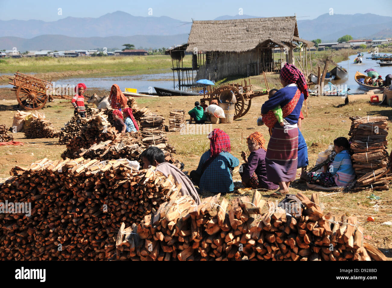 Pa-O donne vendendo legna presso il mercato del legno di Thaung Tho Kyaung, Lago Inle, Stato Shan, Myanmar Foto Stock