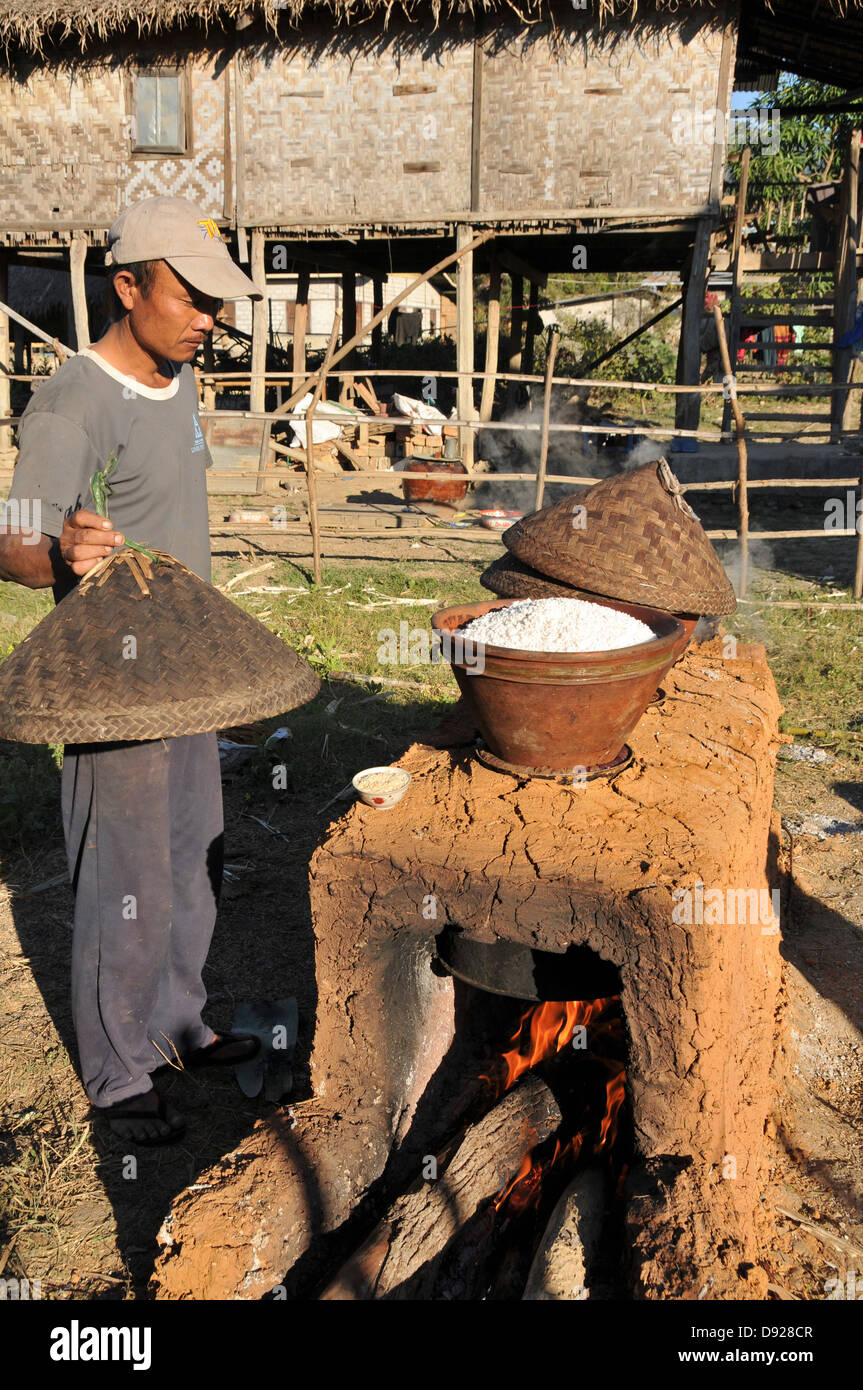 Abitante di cottura riso appiccicoso in occasione della cerimonia del dicembre luna piena, Nyaungshwe, Lago Inle, Stato Shan, Myanmar Foto Stock