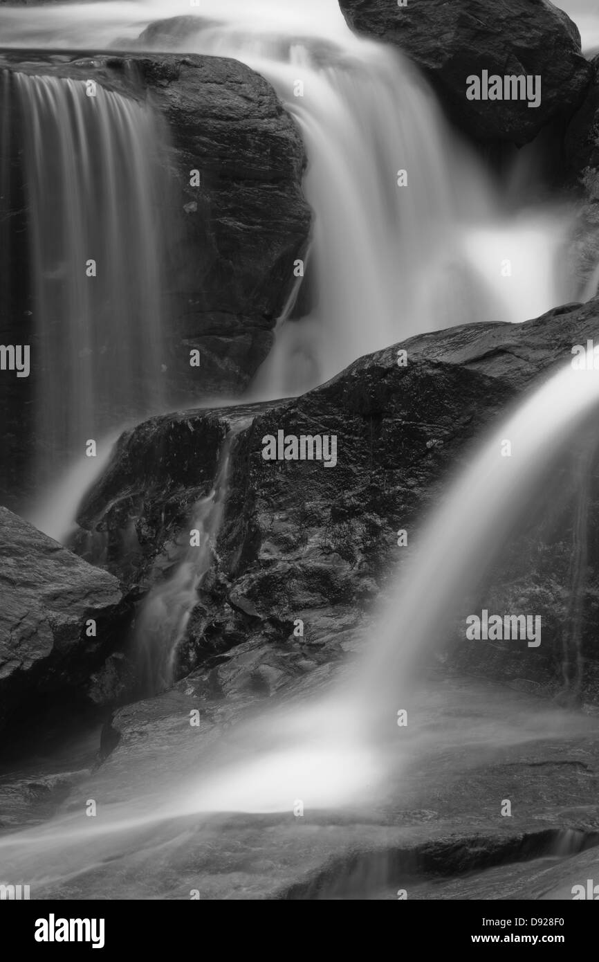 Cascate e flusso di fiume in Vengedalen, Rauma kommune, Møre og Romsdal fylke, Norvegia. Foto Stock