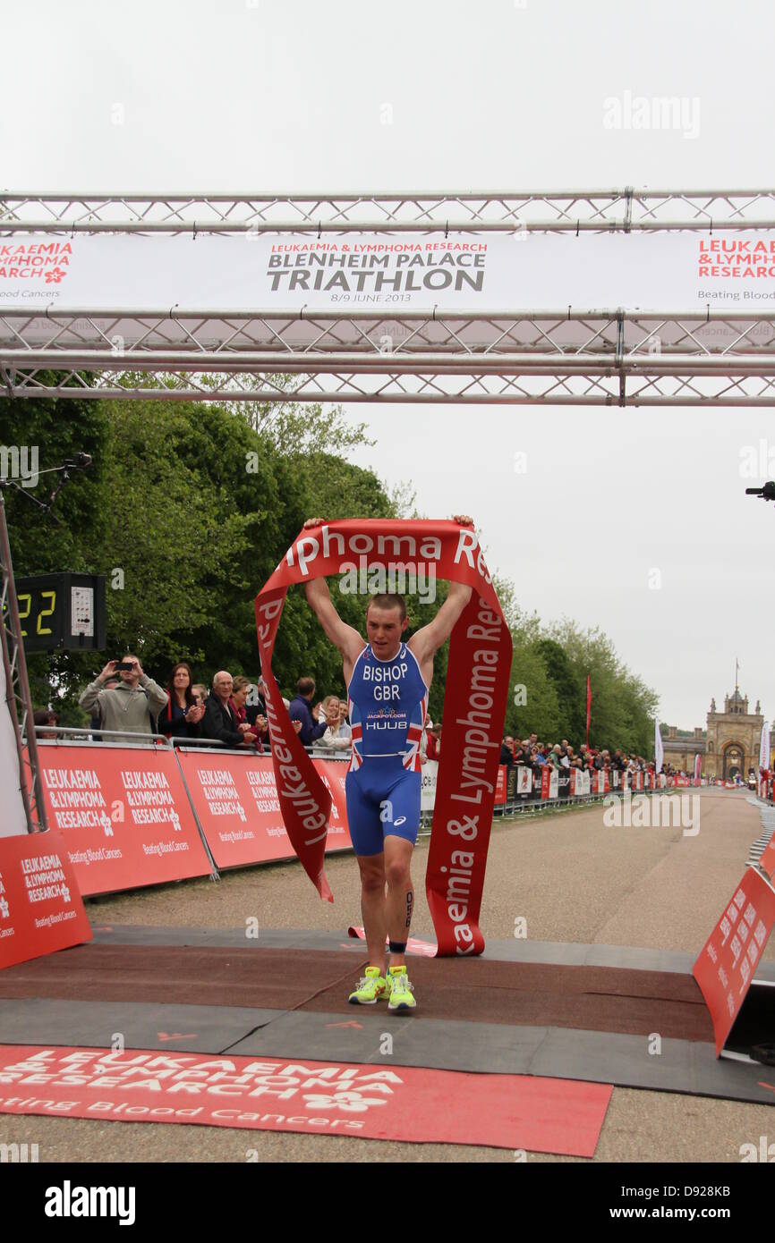 Oxford, Inghilterra. Il 9 giugno 2013. Tom Bishop vince il maschio elite presso il Palazzo di Blenheim triathlon, la seconda più grande triathlon nel Regno Unito mentre Vicky Holland vince il femminile categoria elite. Credito: Pete Lusabia/Alamy Live news Foto Stock