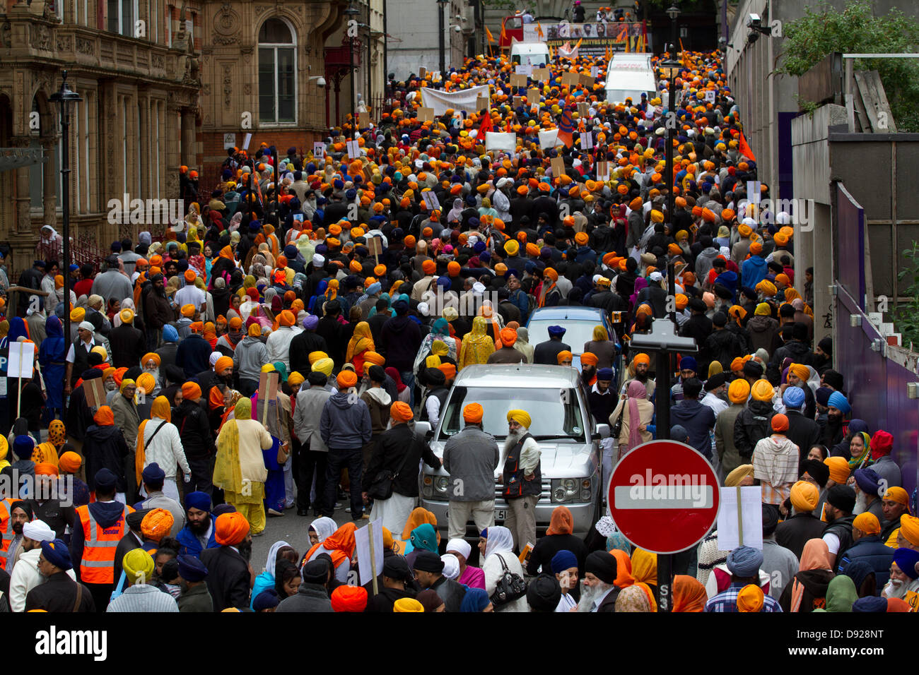 Londra REGNO UNITO. Il 9 giugno 2013. Migliaia di Sikh marzo a Londra per la giustizia e la libertà di chiedere una fine al diritto umano ingiustizie da parte del governo indiano e per ricordare le vittime di Amritsar durante il 1984 anti-sommosse Sikh, in risposta all'assassinio di Indira Gandhi da guardie del corpo Sikh Credito: amer ghazzal/Alamy Live News Foto Stock