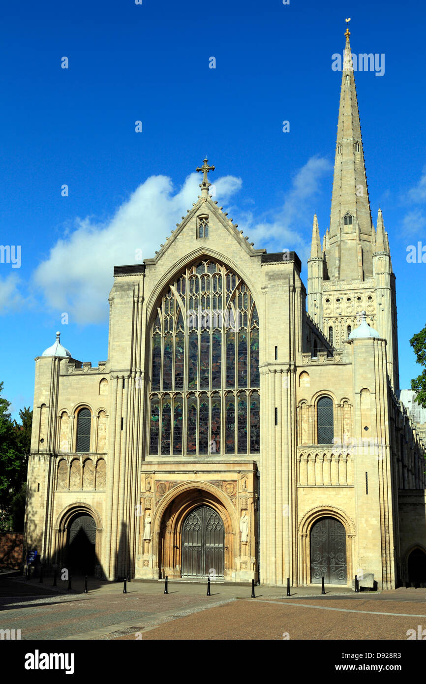 Norwich Cathedral, fronte ovest e la guglia, inglese cattedrali medievali, Norfolk, Inghilterra, Regno Unito Foto Stock