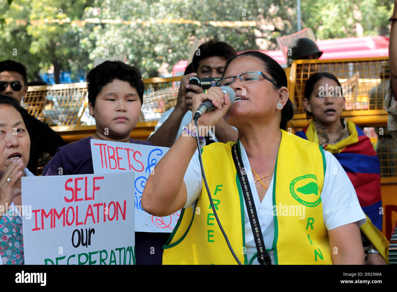 Una donna tibetana proteste in New Delhi, India, contro il occupation cinese del Tibet. Foto Stock