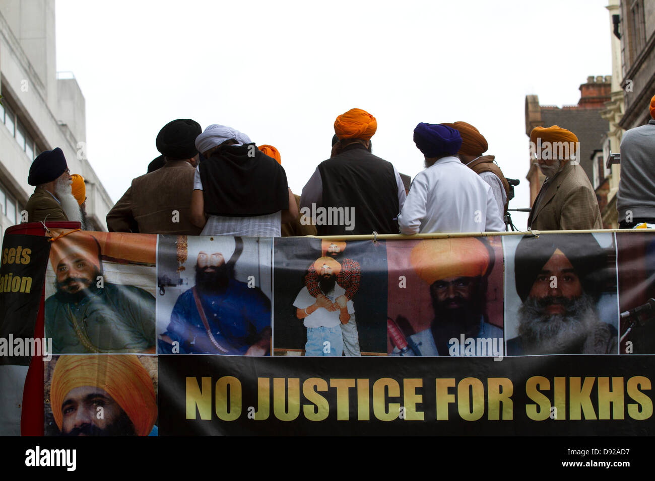 Londra REGNO UNITO. Il 9 giugno 2013. Migliaia di Sikh marzo a Londra per la giustizia e la libertà di chiedere una fine al diritto umano ingiustizie da parte del governo indiano e per ricordare le vittime di Amritsar durante il 1984 anti-sommosse Sikh, in risposta all'assassinio di Indira Gandhi da guardie del corpo Sikh Credito: amer ghazzal/Alamy Live News Foto Stock