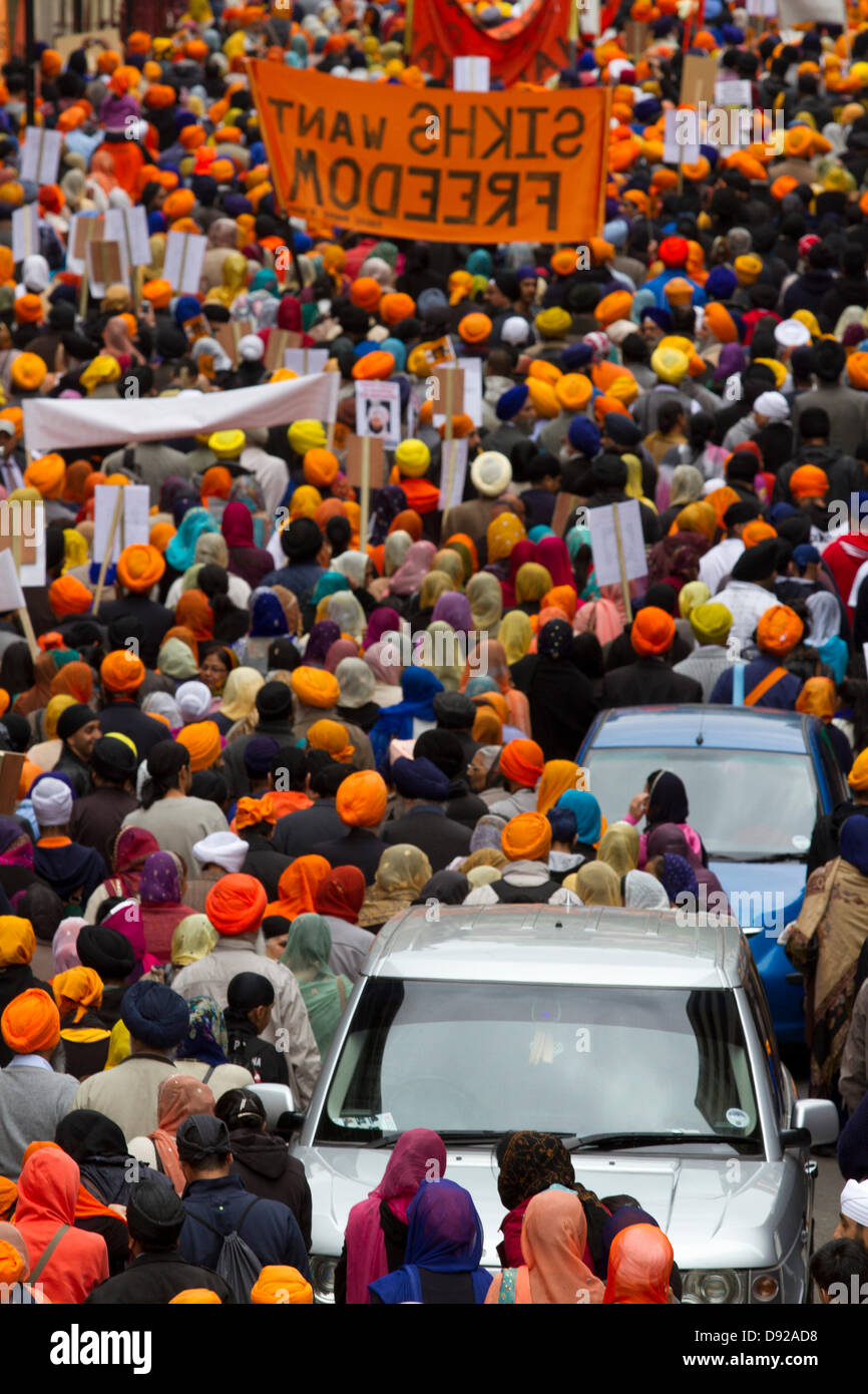 Londra REGNO UNITO. Il 9 giugno 2013. Migliaia di Sikh marzo a Londra per la giustizia e la libertà di chiedere una fine al diritto umano ingiustizie da parte del governo indiano e per ricordare le vittime di Amritsar durante il 1984 anti-sommosse Sikh, in risposta all'assassinio di Indira Gandhi da guardie del corpo Sikh Credito: amer ghazzal/Alamy Live News Foto Stock