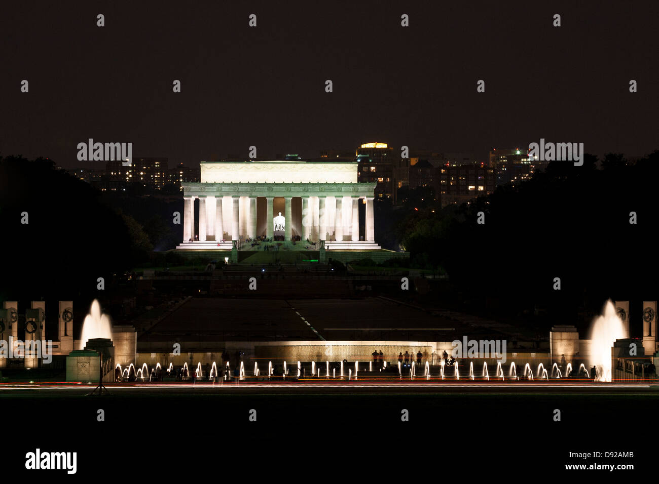 Il Memoriale della Seconda Guerra Mondiale con il Lincoln Memorial in background, Washington DC. Foto Stock