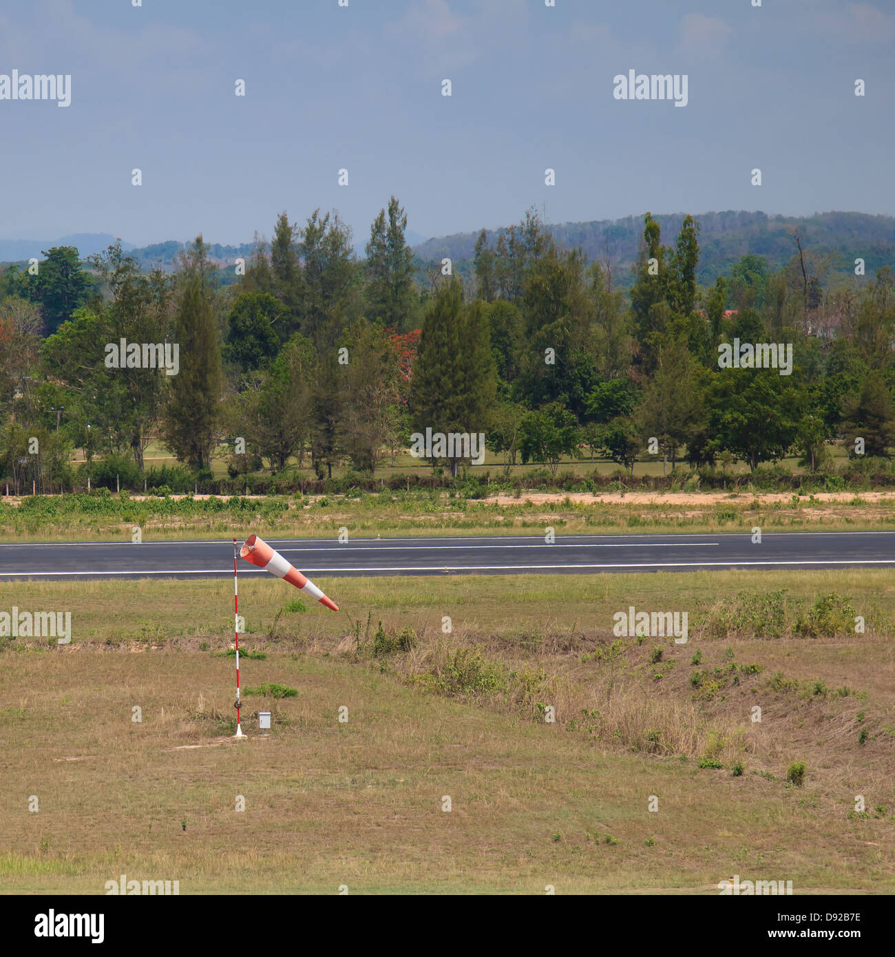 Arancio-striscia bianca calza del vento in aeroporto Foto Stock