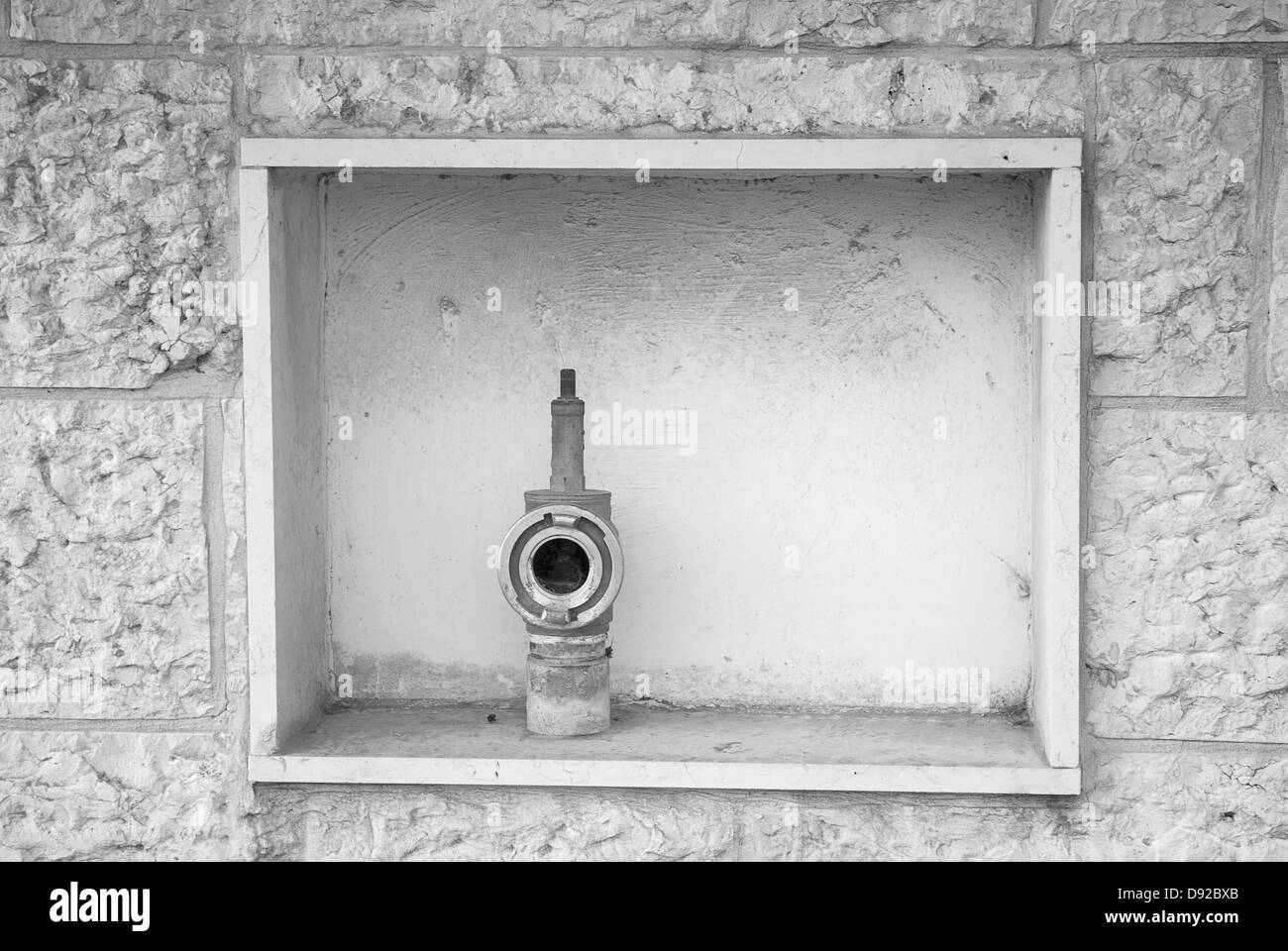 Idrante di fuoco all'ingresso di un edificio di appartamenti Foto Stock