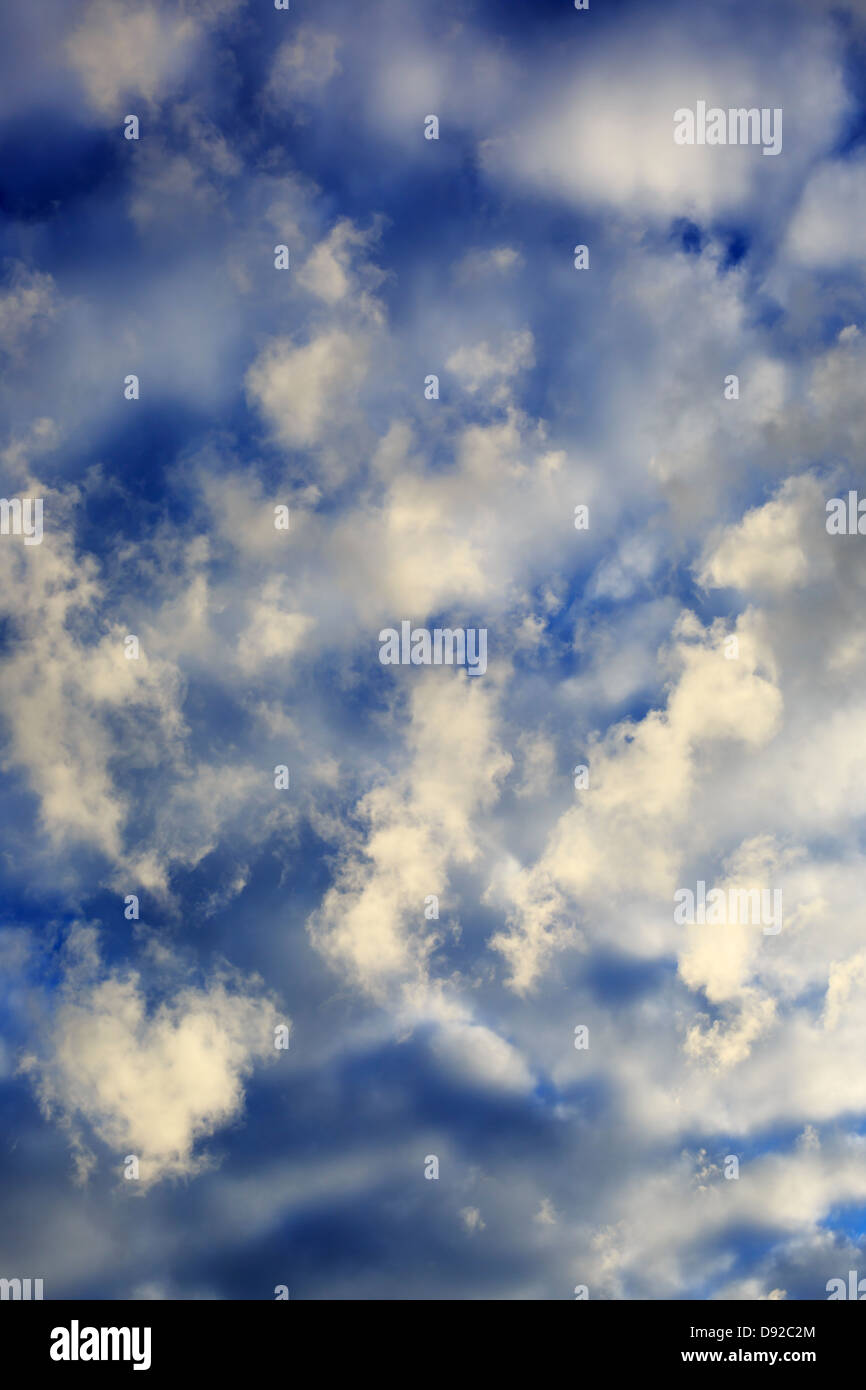In verticale incorniciata vista di alcuni mattina presto le nuvole di byte di overhead. Foto Stock