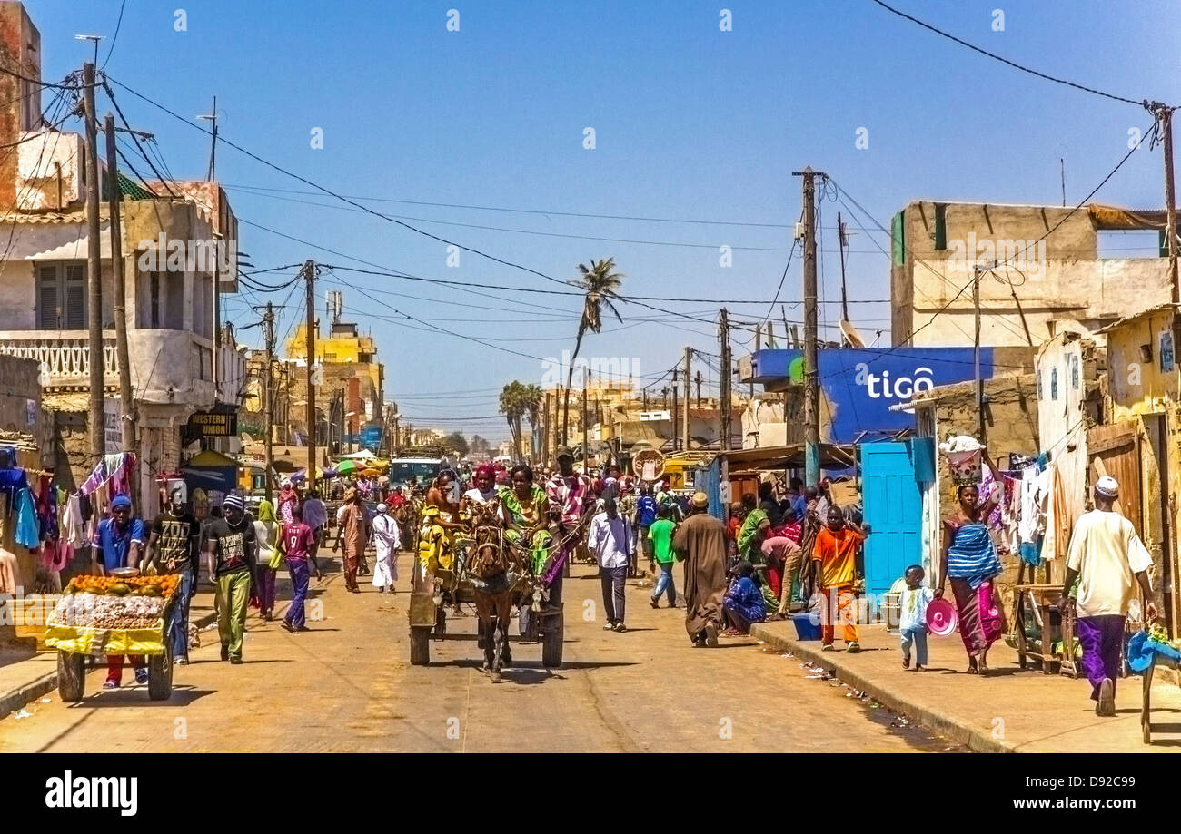 Strada trafficata a Saint-Louis, Senegal Foto Stock