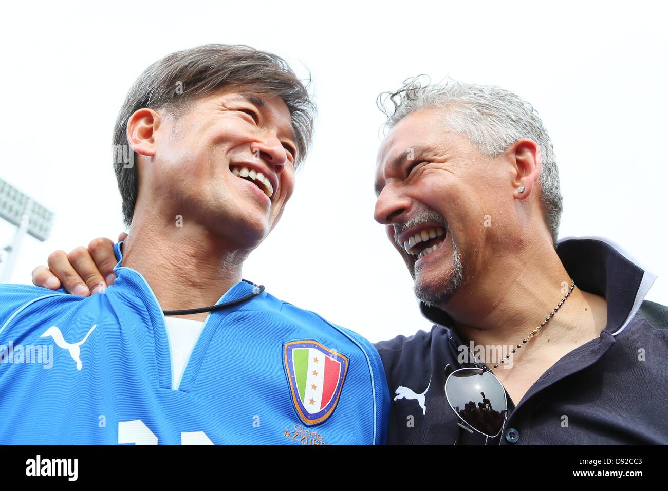 (L-R) Kazuyoshi Miura (JPN), Roberto Baggio (ITA), 9 giugno 2013 - Calcio : Japan-Italy leggenda match tra J League giocatori Legenda 2-2 Glorie AZZURRE al National Stadium, Tokyo, Giappone. (Foto di AFLO SPORT) [1156] Foto Stock