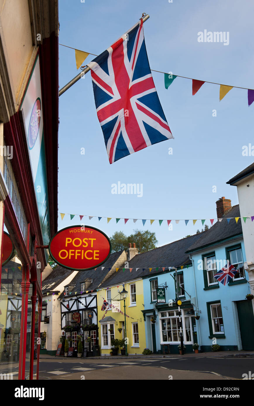 Ufficio postale e Union Jack. Modbury High Street. Devon, Inghilterra Foto Stock