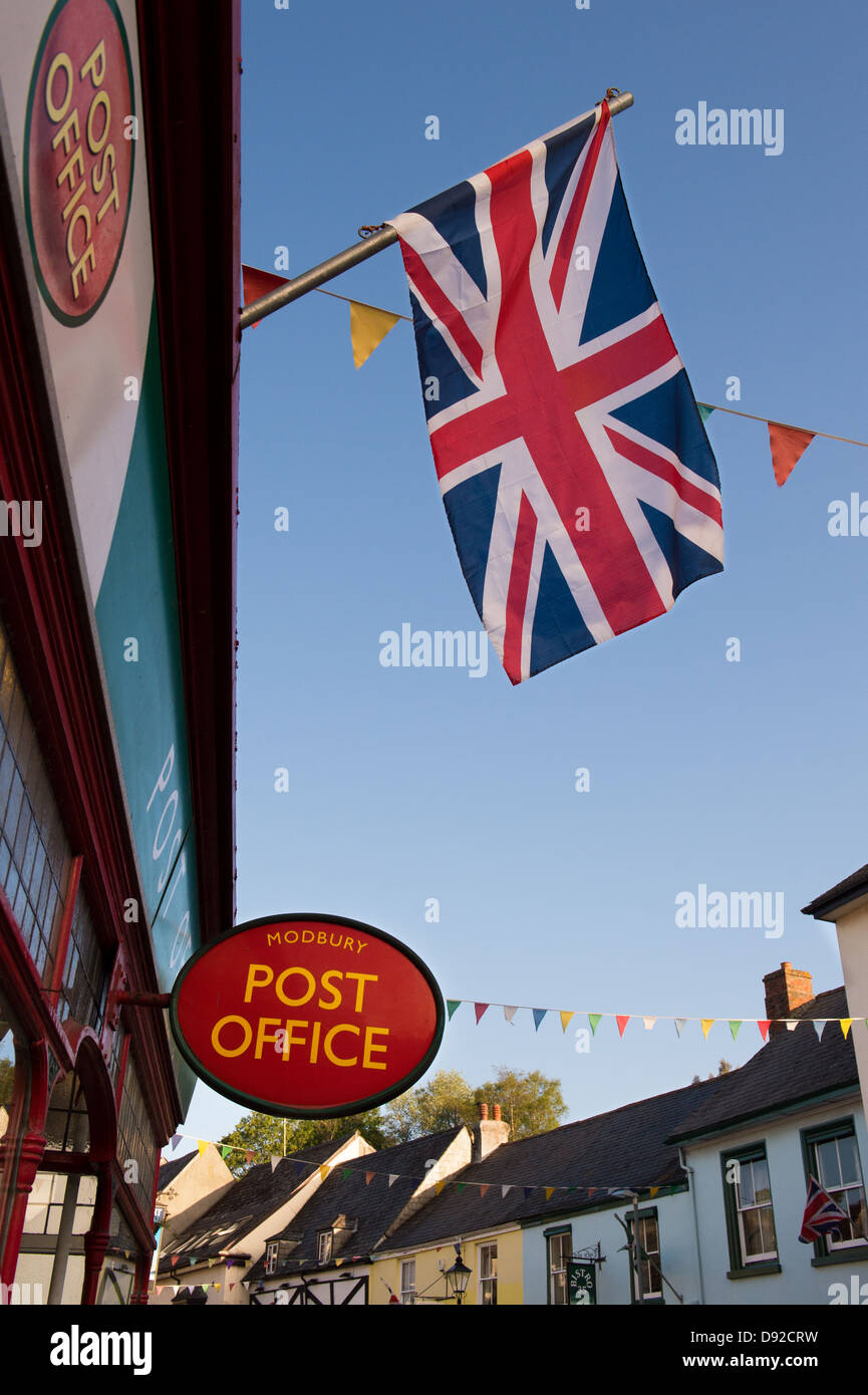 Ufficio postale e Union Jack. Modbury High Street. Devon, Inghilterra Foto Stock