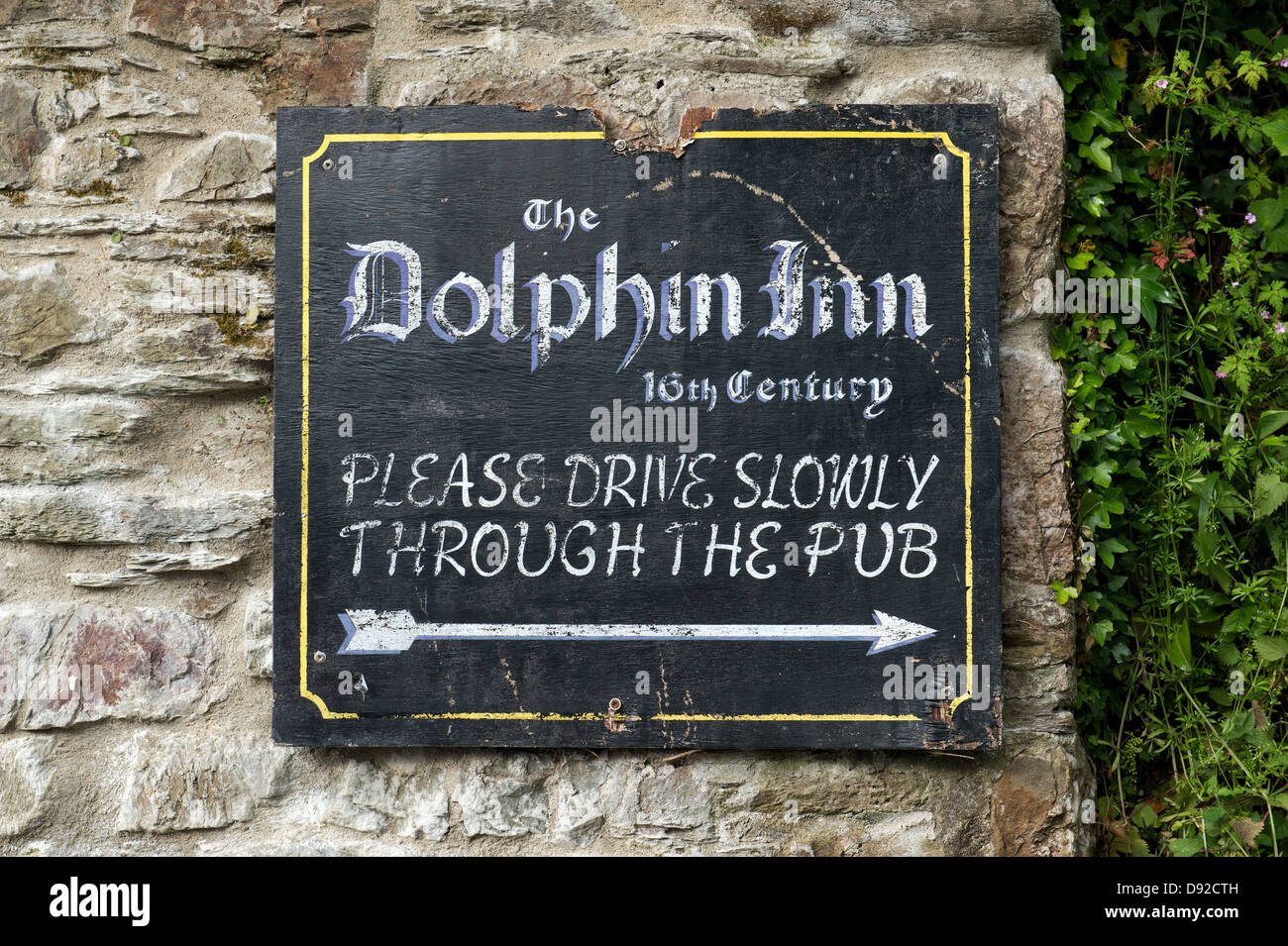 Il Delfino pub segno. Kingston, Devon, Inghilterra Foto Stock