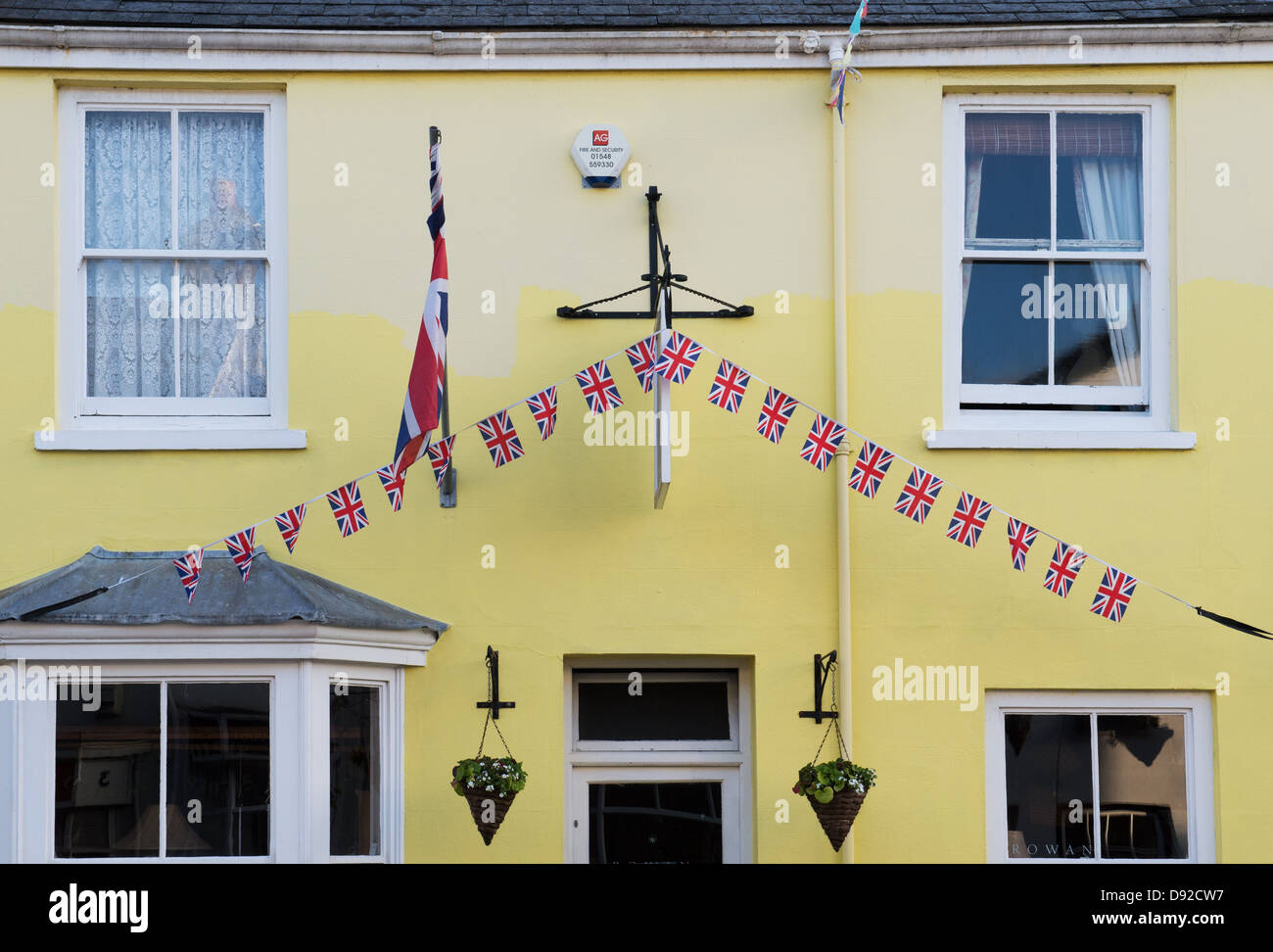 Wild Goose negozio di antiquariato con unione jack bunting. Modbury, Devon, Inghilterra Foto Stock