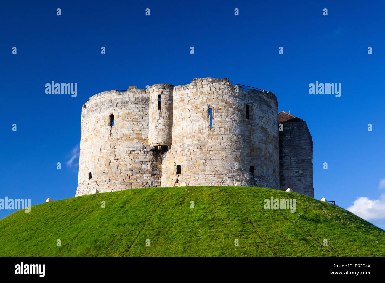 Famosa Torre di Clifford su una collina solitaria a York in Inghilterra Foto Stock