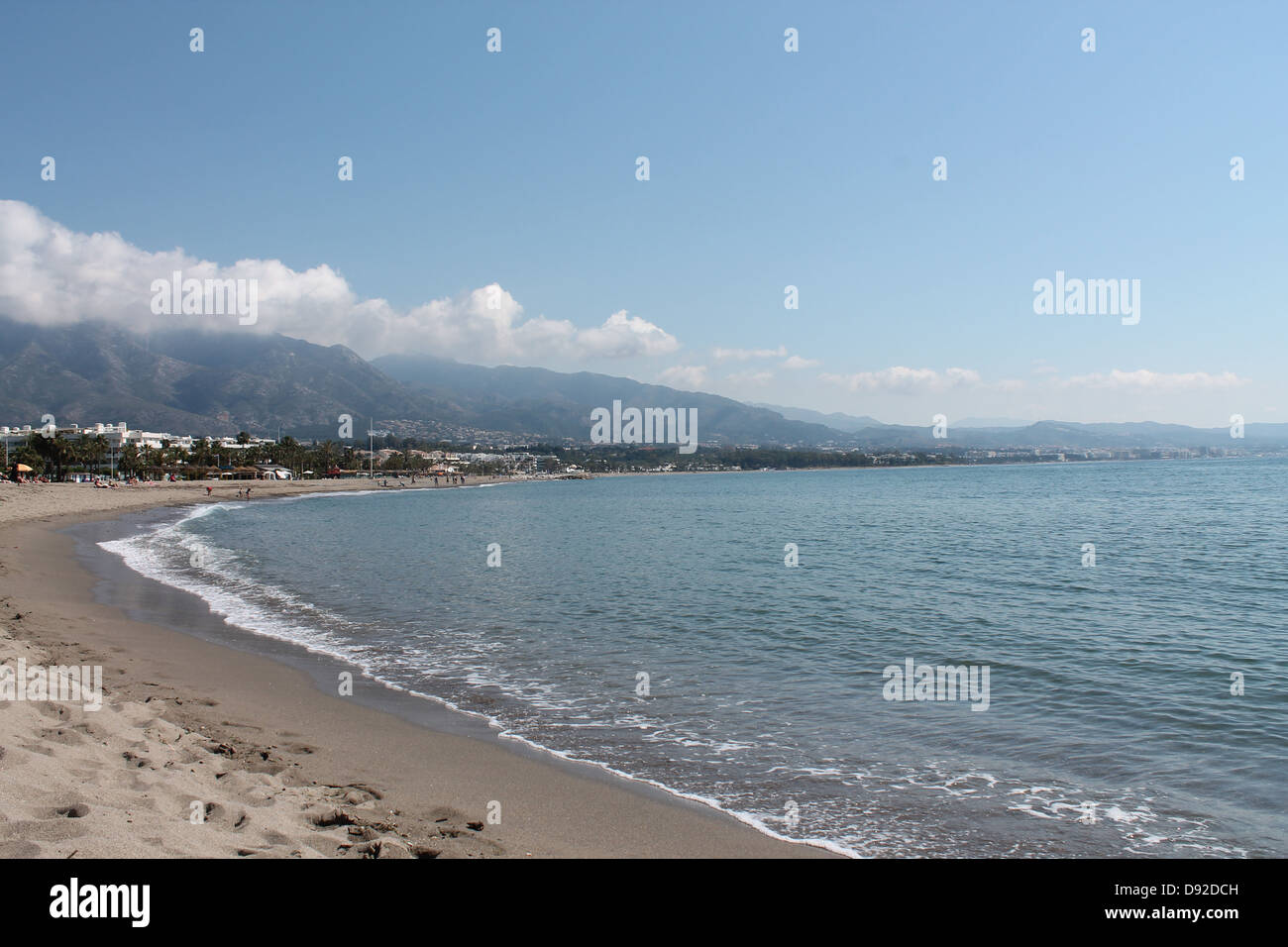 Sulla spiaggia, sul mare e le Concha (guscio) montagna, Puerto Banus, vicino a Marbella, Costa del Sol, Andalusia, Spagna Foto Stock