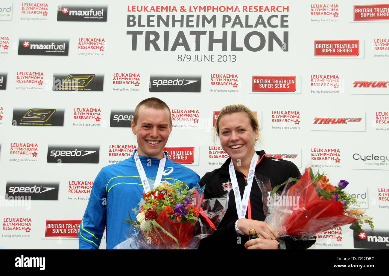 Oxford, Regno Unito. Il 9 giugno, 2013. Tom Bishop vince il maschio elite presso il palazzo di Blenheim triathlon, la seconda più grande triathlon nel Regno Unito mentre Vicky Holland vince il femminile categoria elite. Credito: Pete Lusabia/Alamy Live news Foto Stock