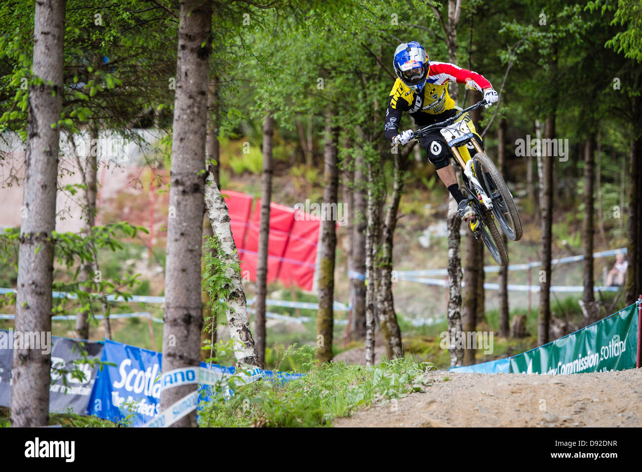 Fort William, UK. Il 9 giugno, 2013. British National Champion Gee Atherton del GT Factory Racing per il suo modo di vincere l'UCI Mountain Bike World Cup da Fort William. Credit: Azione Plus immagini di sport/Alamy Live News Foto Stock