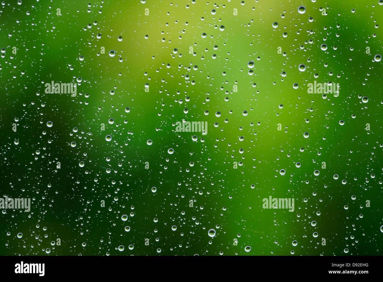 Giorno di pioggia le gocce di pioggia su un vetro di finestra Foto Stock