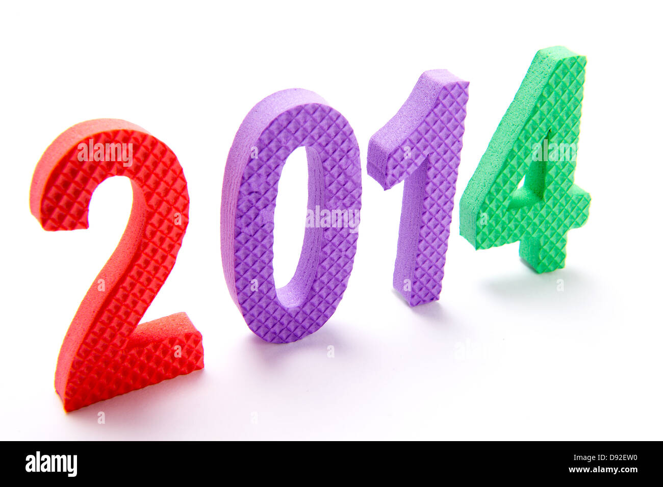 L'anno 2014 in colorate per bambini lettere di schiuma sul angolo mostrato su sfondo bianco per il nuovo anno Foto Stock